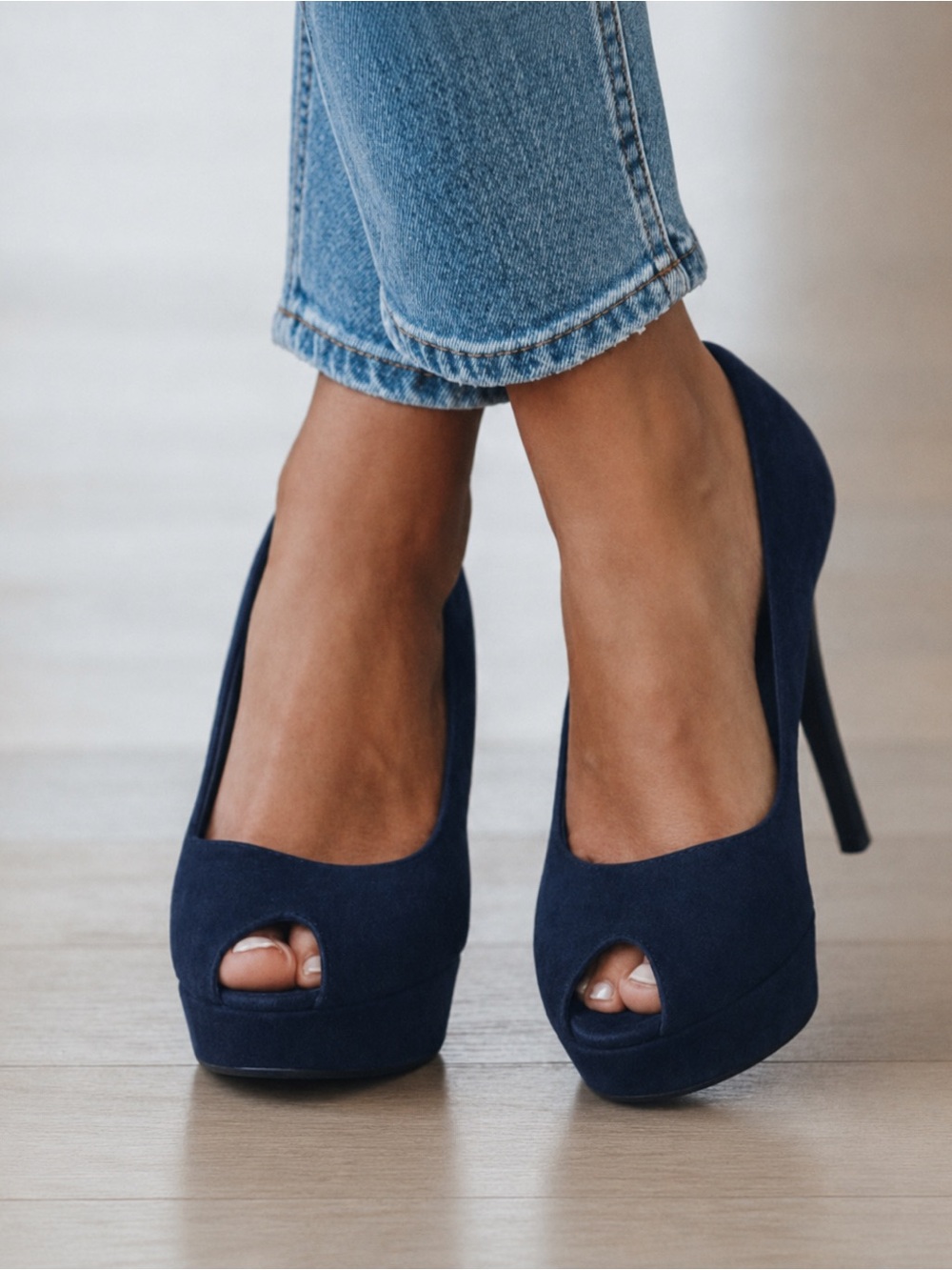 Yves Saint Laurent Dark Blue Peep Toe suede Heels size 39 (9)